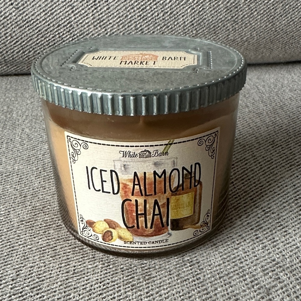 White Barn Iced Almond Chai Scented Candle